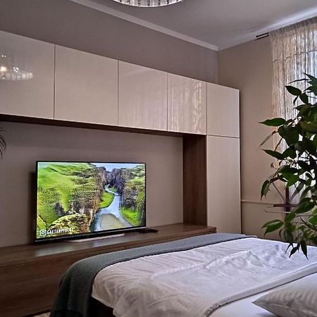 VIP Center Apartment: Smart TV & Two Rooms Rivne Exterior photo