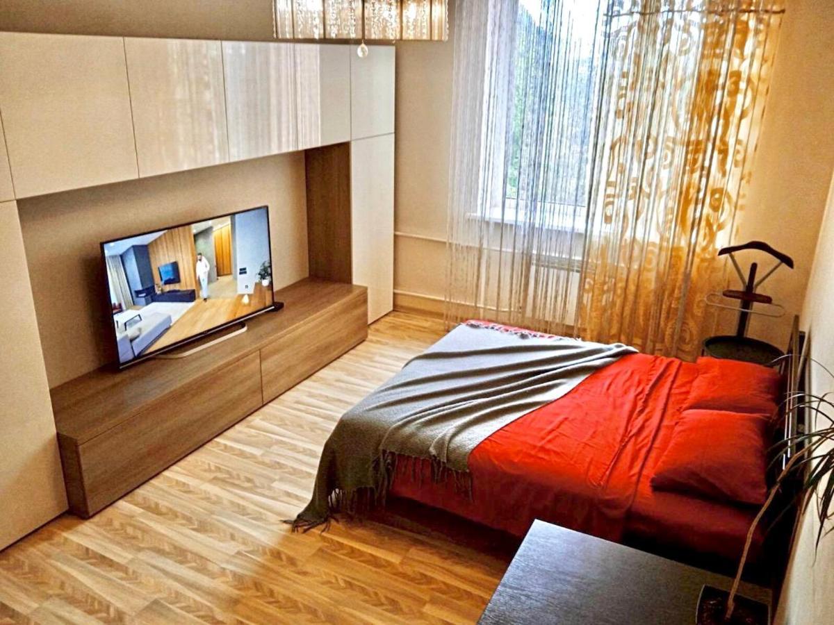 VIP Center Apartment: Smart TV & Two Rooms Rivne Exterior photo